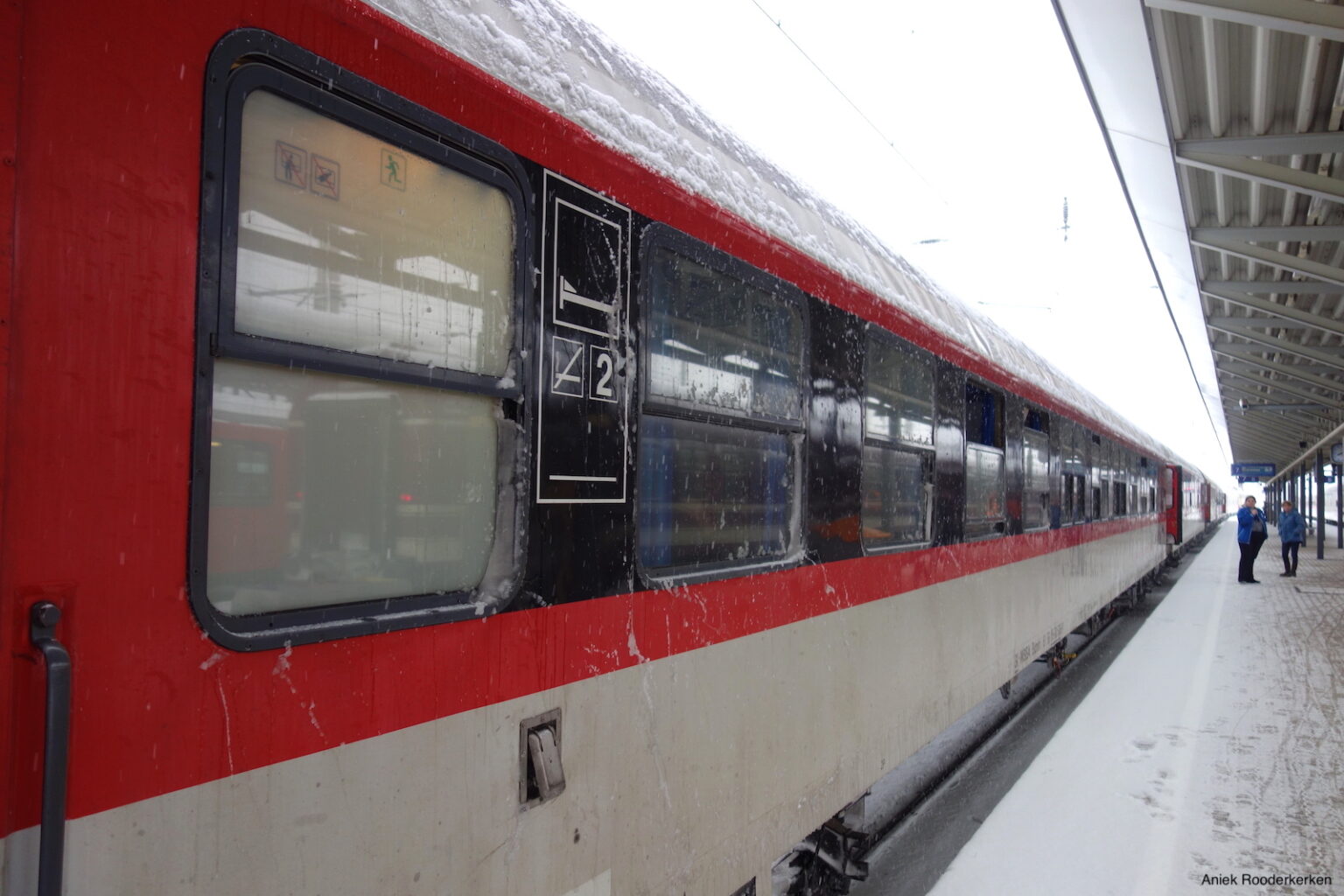 Met de Alpen Express naar Oostenrijk. Langzaam rijdt de trein door een besneeuwd landschap. Ik waan me in een uitzending van Rail Away. ﻿