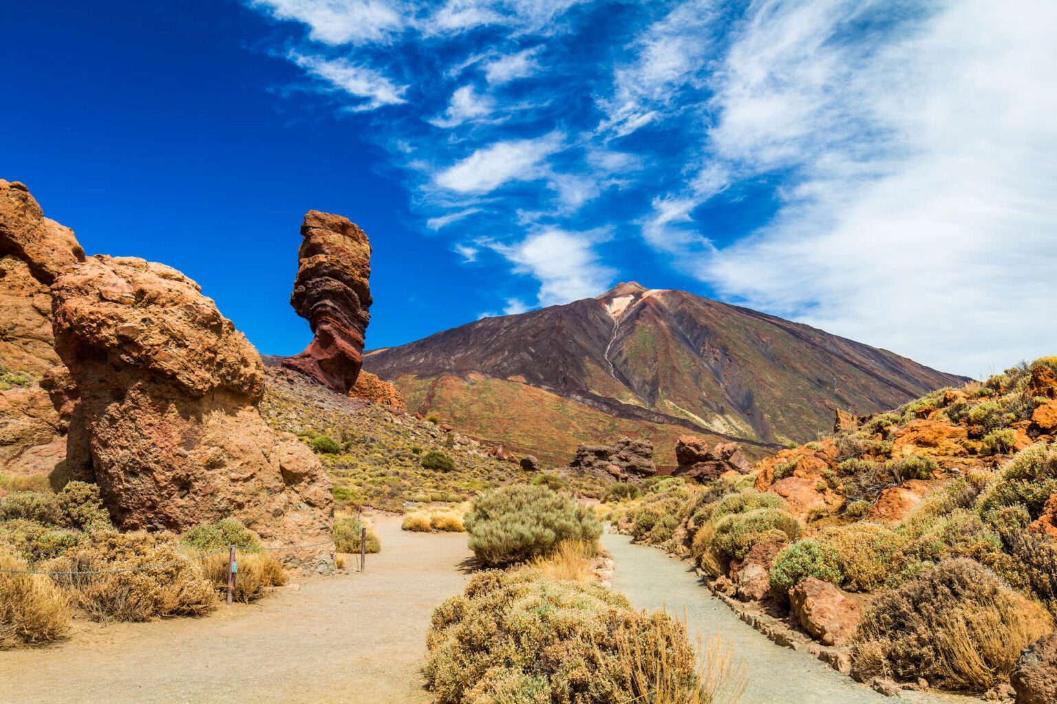 Rotsformatie met Pico del Teide in Teide National Park, Tenerife