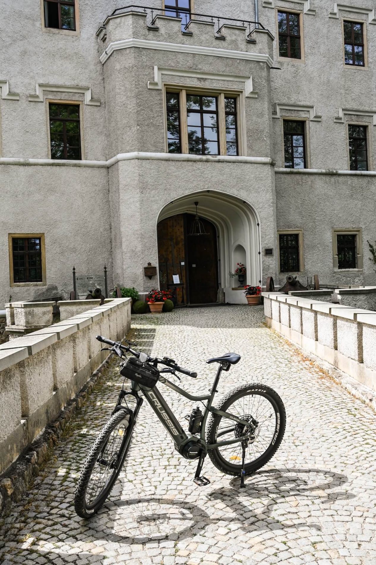Zamek Karpnik ofwel Schloss Fischbach | Kasteel kastje;vallei Polen | Vallei met veel kastelen Polen
