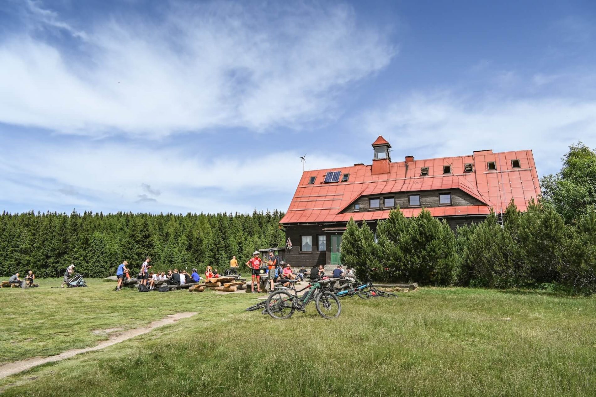 Chatka Górzystów ligt op een idyllische weide aan de voet van het IJzergebergte