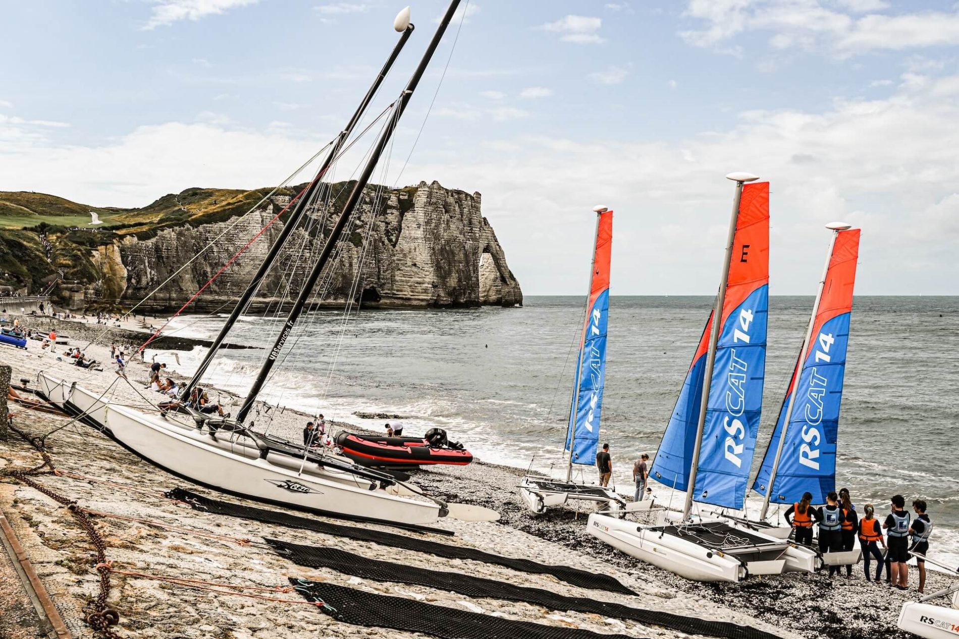 Zeilboten aan de kust