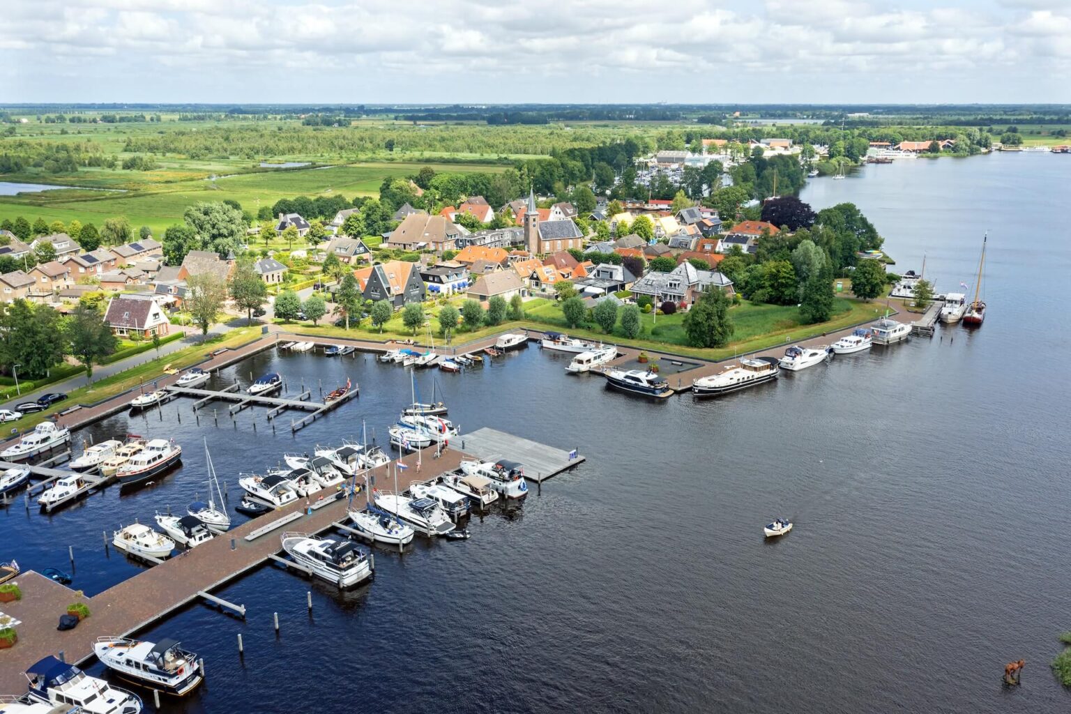 Luchtfoto Earnewoude | Earnewoude in Friesland
