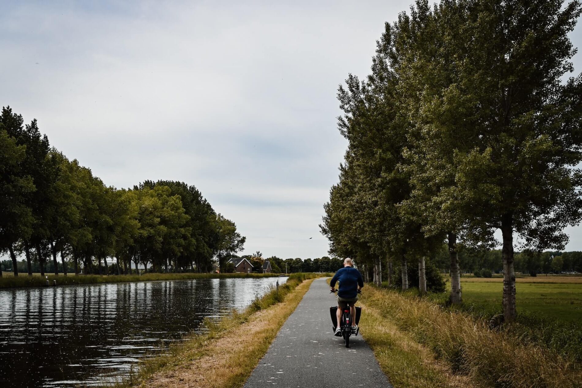 Fietsen langs het Merwedekanaal