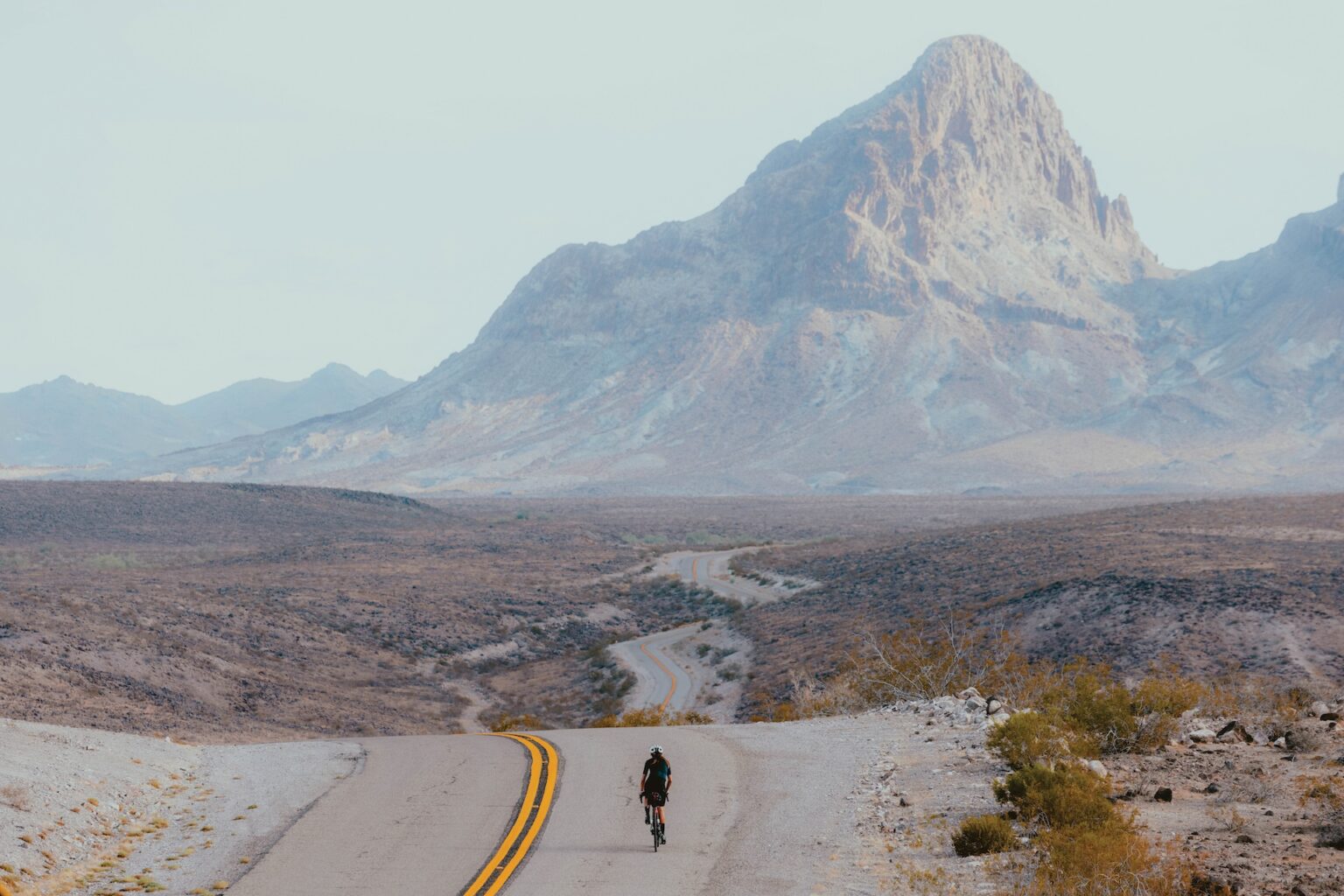 Lael Rides Around the World. Dag 97 en 98 van Lael Wilcox fietstocht, de etappe van Barstow (Californië) naar Seligman (Arizona)