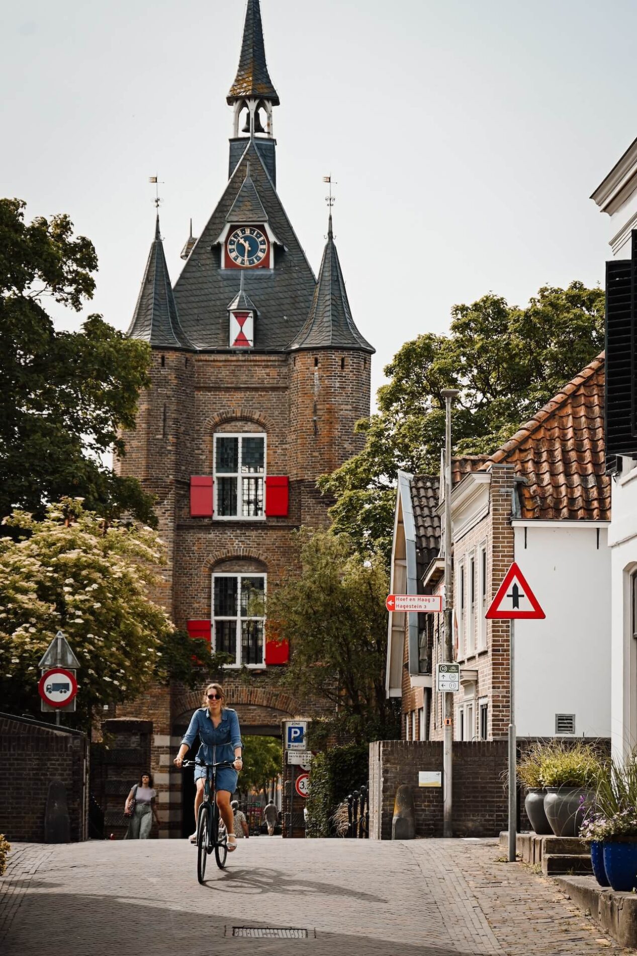 Fietsen door de historische stadspoort van Vianen