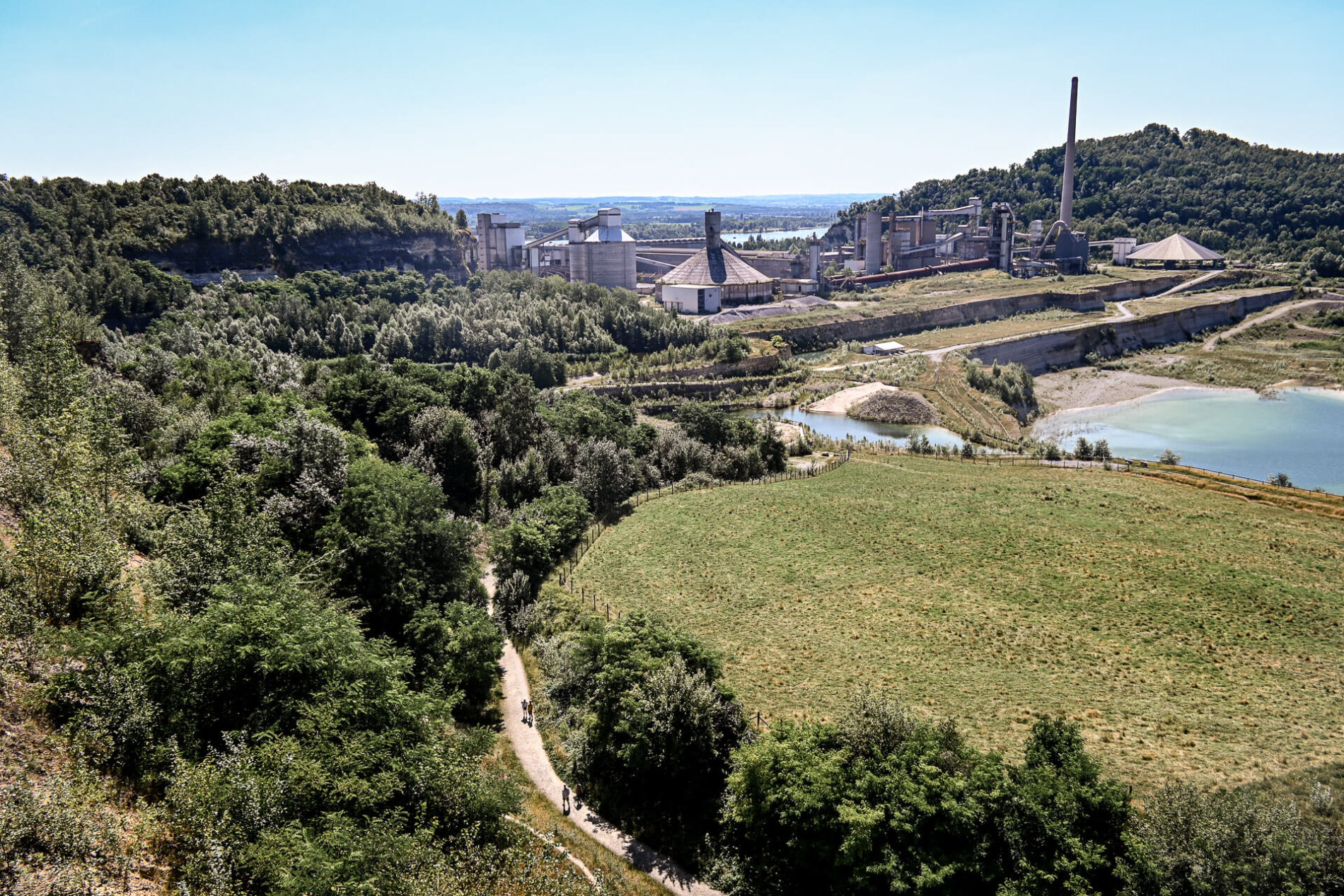 Zicht over de ENCI-fabriek vanaf de skywalk