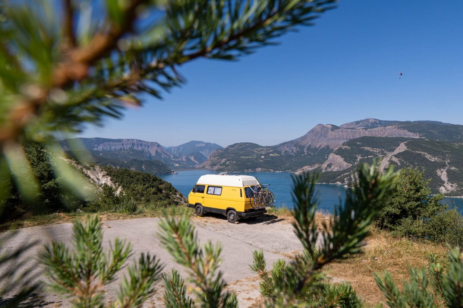Retro camper in Nationaal park Les Écrins