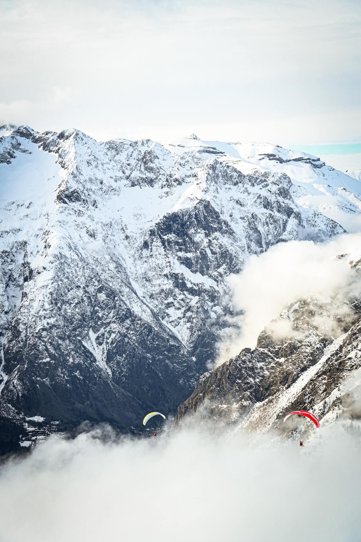 Paragliden tijdens de wintersport in Les2Alpes