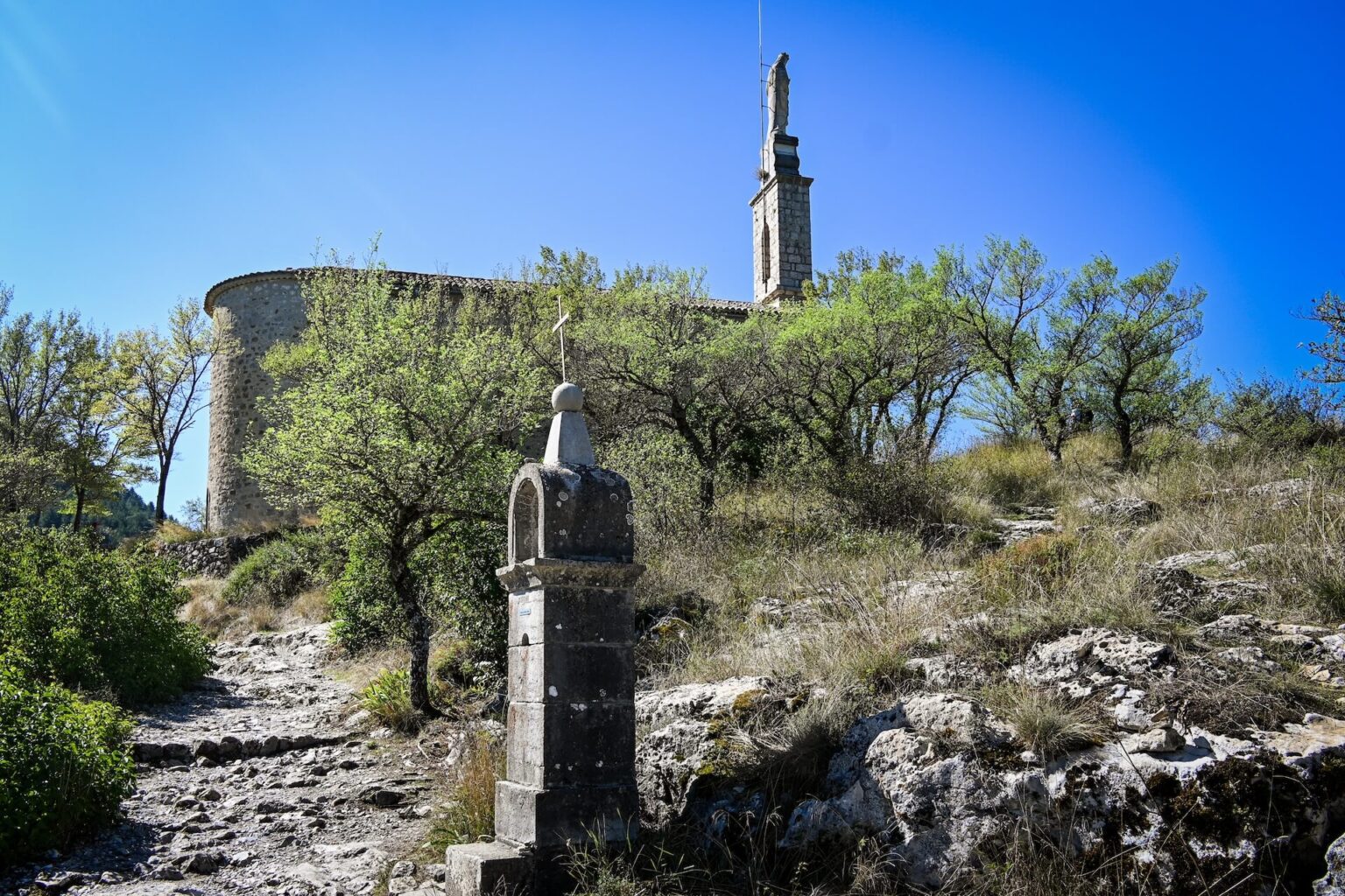 Wandelroute naar de Chapelle Notre-Dame du Roc in Castellane