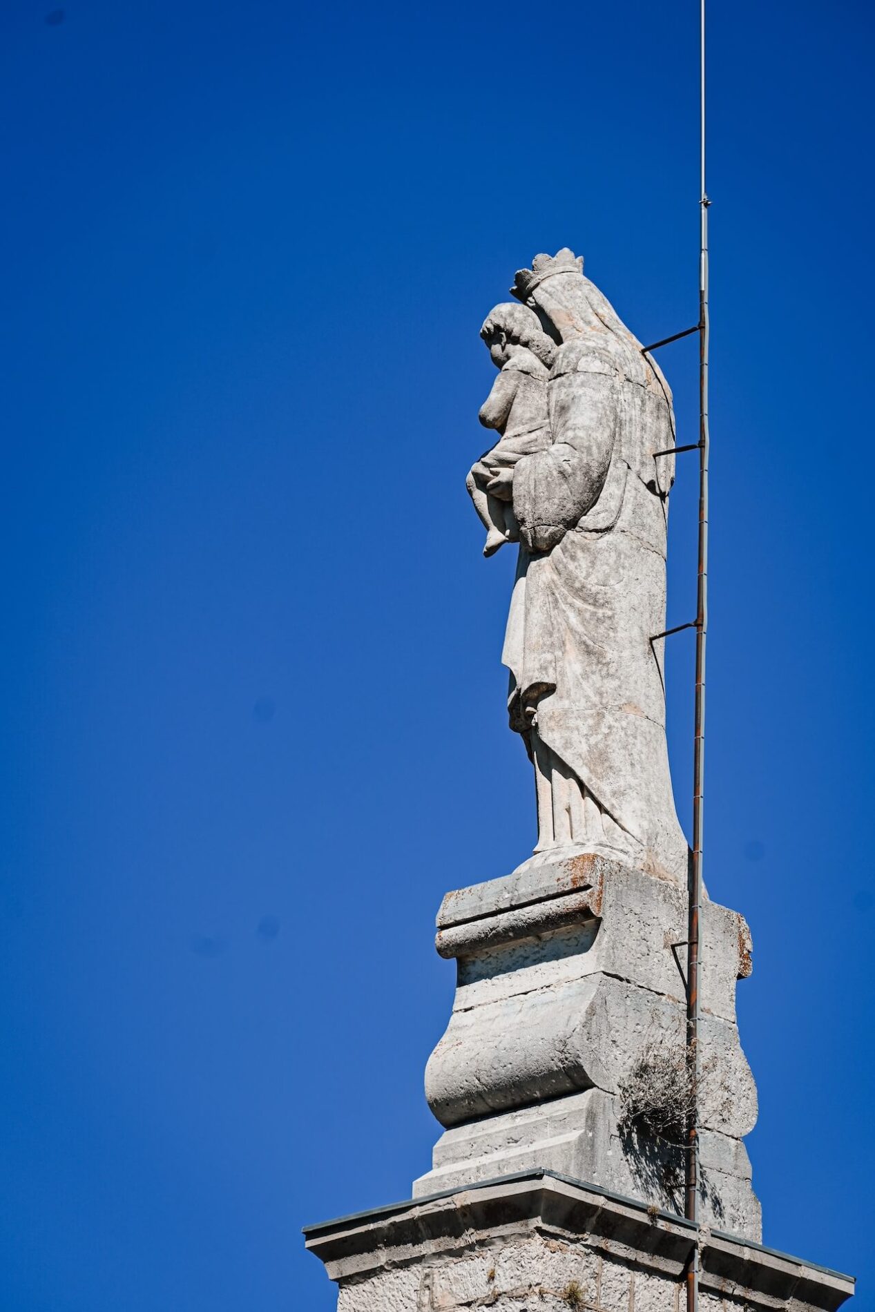 Het Mariabeeld bovenop de Chapelle Notre-Dame du Roc in Castellane, Frankrijk