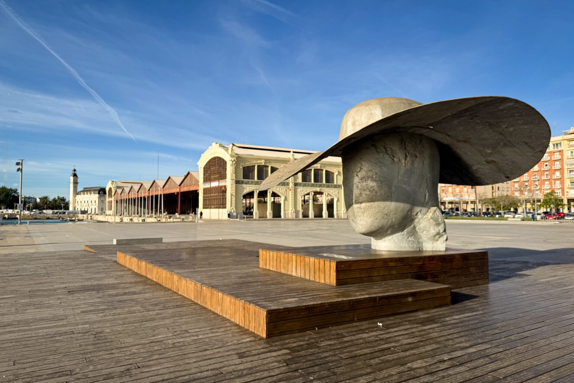 La Pamela van de kunstenaar Manolo Valdés in de haven van Valencia