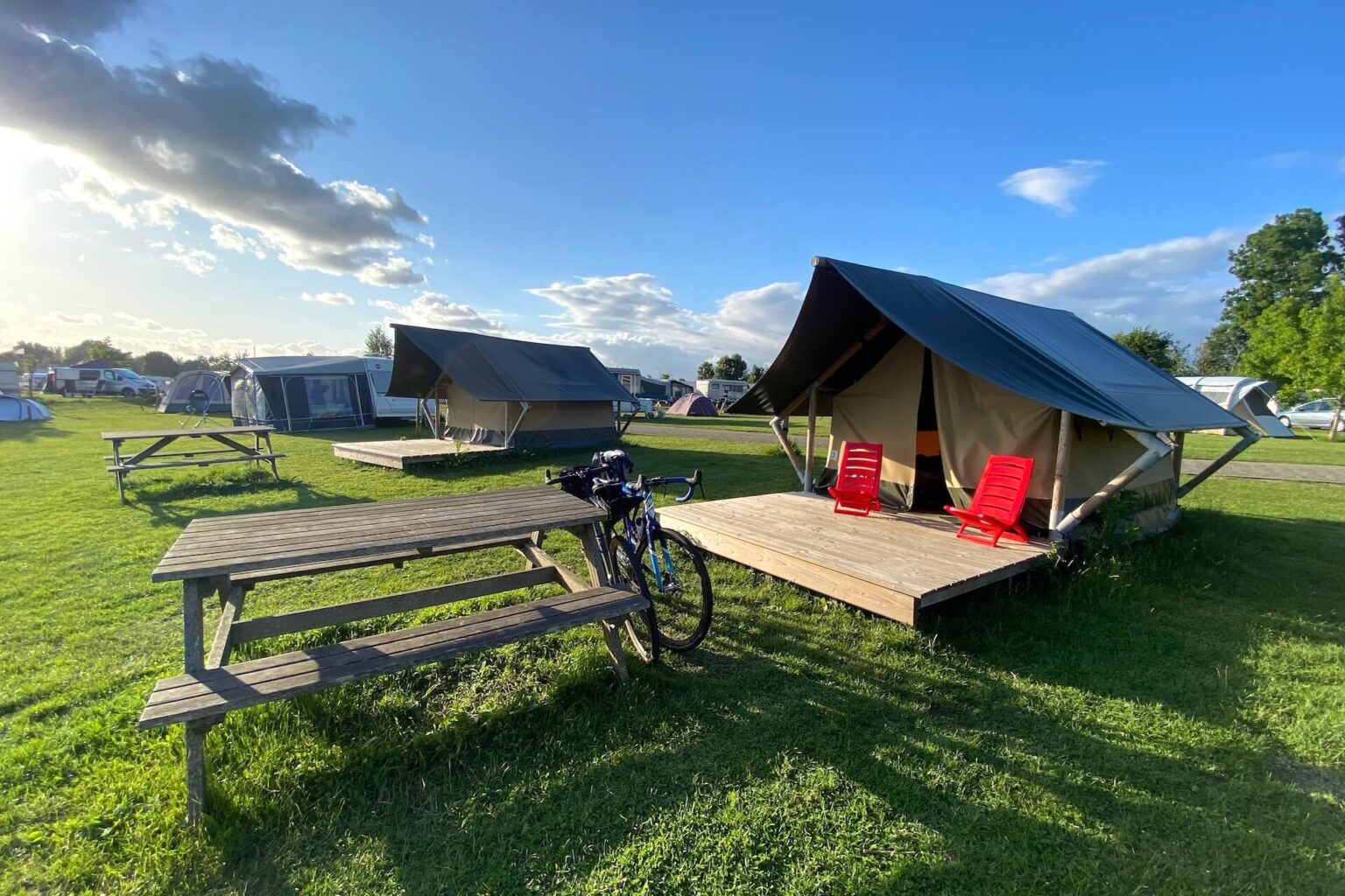 Fietsen langs trekkershutten in Nederland