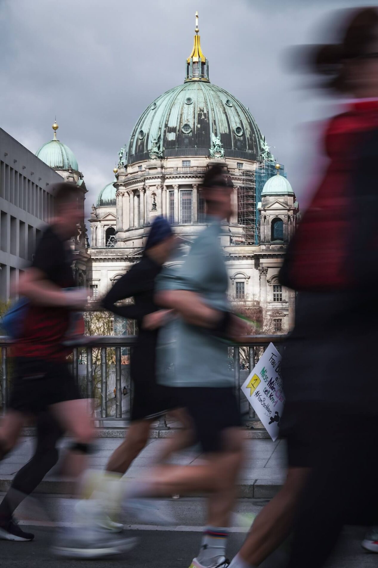 Lopers tijdens de wedstrijd Halve Marathon van Berlijn