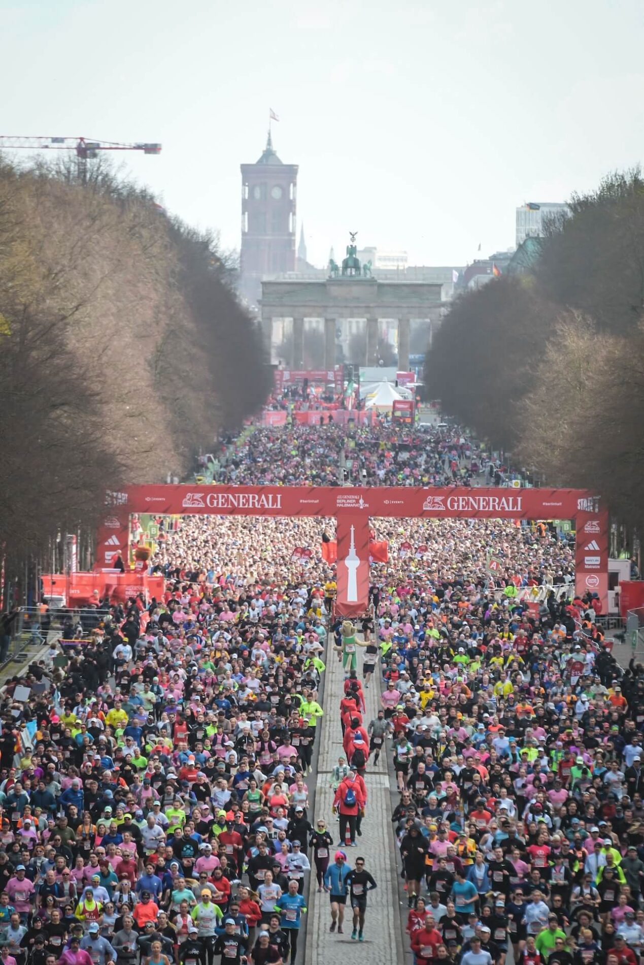 Start van de Halve Marathon van Berlijn bij de Brandenburger Tor