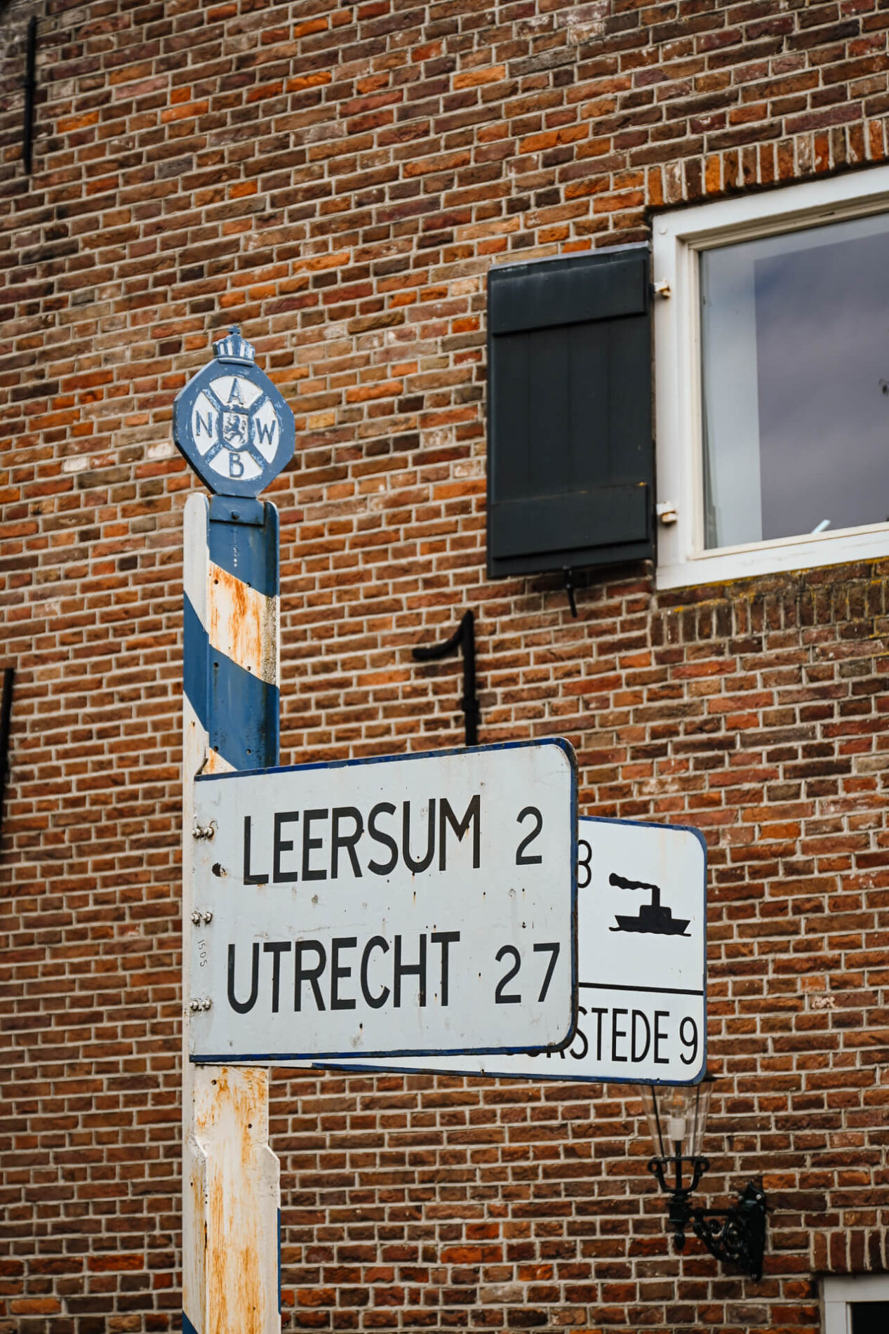 Oude wegwijzers in Amerongen wijzen naar Leersum en Utrecht