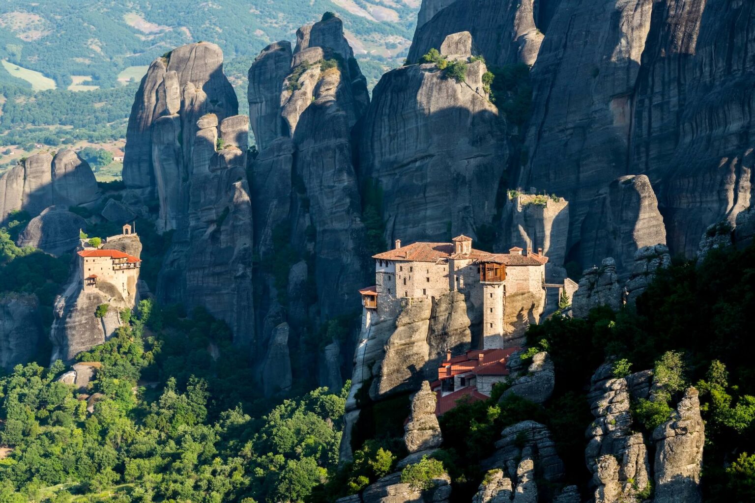 Meteora rotsformatie in Griekenland, waar op de hoge rotspilaren kloosters zijn gebouwd